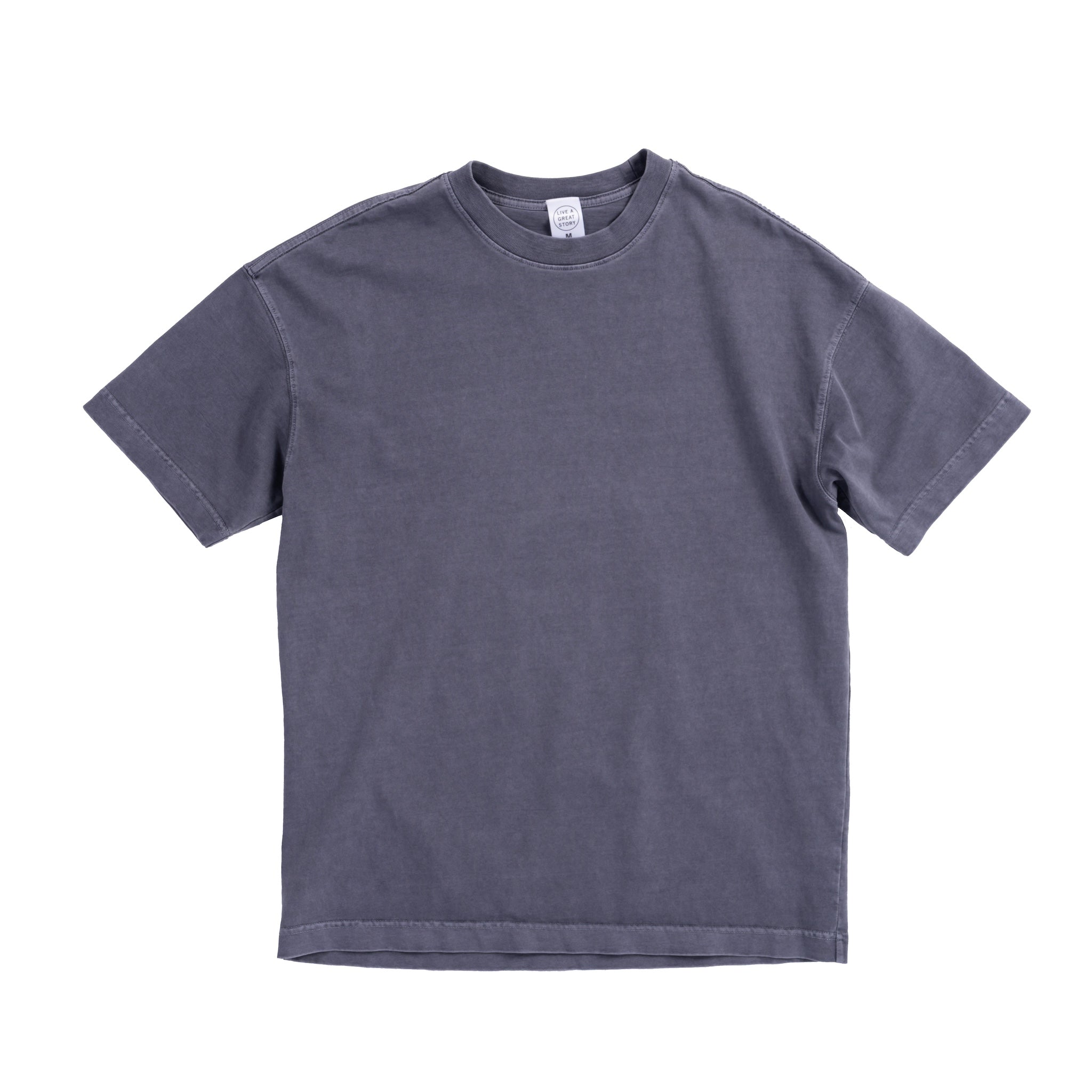 The front view of a midnight gray LIVE A GREAT STORY Shoulder Print T-shirt